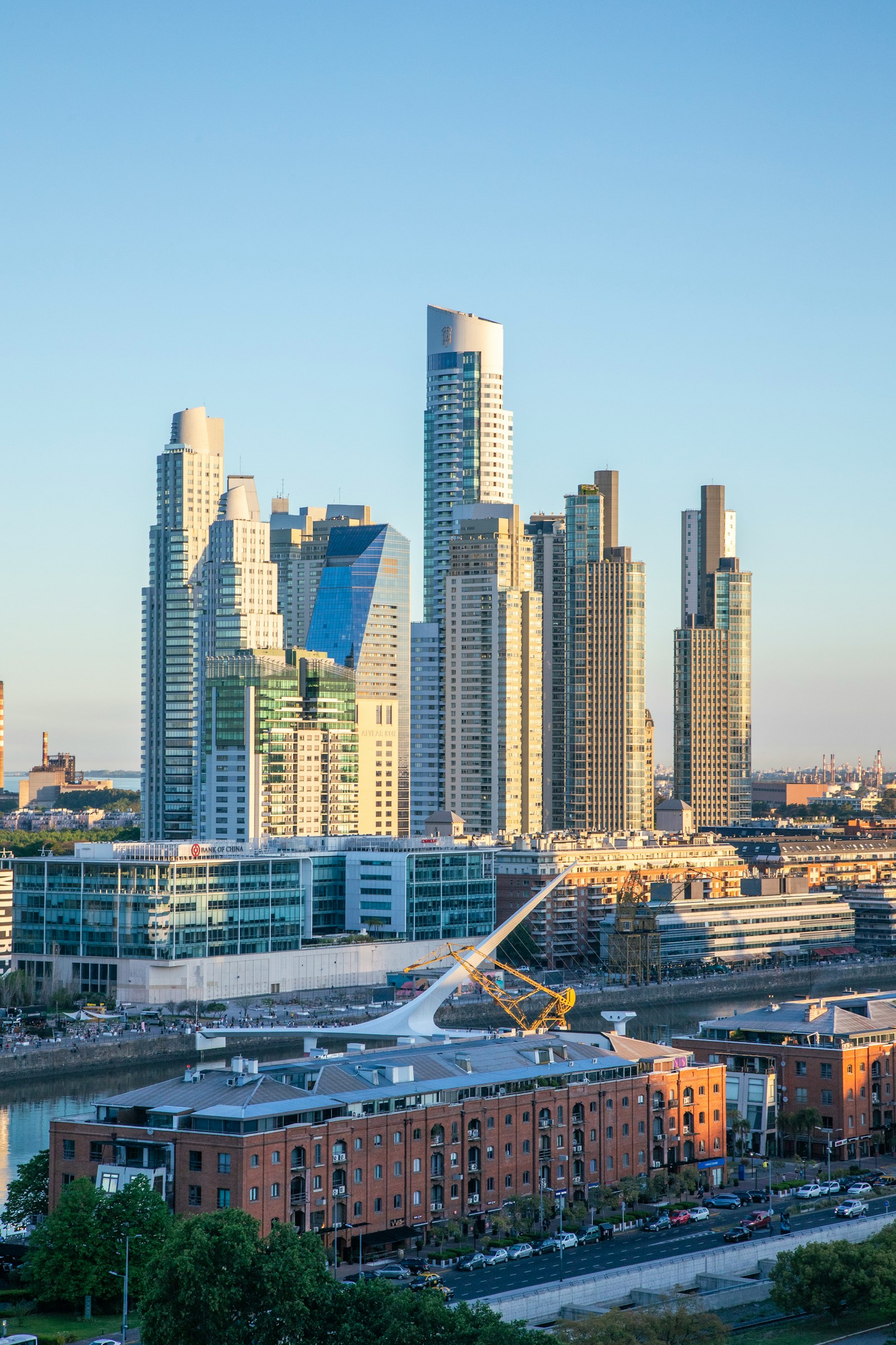 Vista de la ciudad con edificios altos